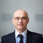 Workshop: Krise ohne Krise 3 Neuer Handlungsspielraum serene businessman with glasses scaled e1744702898161 Neuer Handlungsspielraum